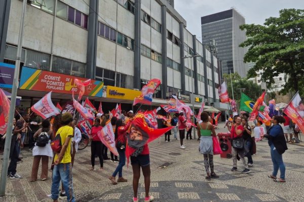Eleições 2026 pela ótica saudosista das campanhas barulhentas 53 Bandeiraço perto do Largo da Carioca: Centro do Rio é um dos poucos lugares da cidade com clima eleitoral na campanha 2026, em que redes sociais substituíram o corpo-a-corpo nas ruas (Foto: Oscar Valporto)
