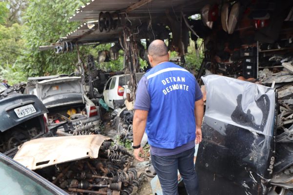 Fiscalização encontrou peças automotivas espalhadas e estrutura precária nos dois ferros-velhos interditados em Monjolos, São Gonçalo 