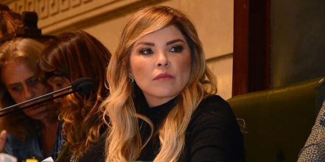 Ex-vereadora Veronica Costa, a ‘Mãe Loira’ do funk, condenada por torturar o ex-marido, é presa em Petrópolis 49 A Polícia Civil prendeu nesta quinta-feira (24) a ex-vereadora Verônica Costa, investigada por tortura e tentativa de homicídio contra o ex-marido.