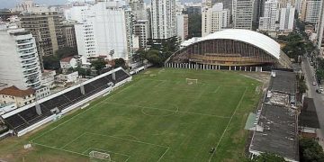 O governo do estado e a Prefeitura de Niterói assinaram, nesta quarta-feira (2), o termo de cessão de uma área de 25 mil metros quadrados do Complexo Esportivo Caio Martins. O acordo viabiliza a construção de um reservatório subterrâneo para drenagem urbana e a criação de um parque público voltado ao esporte, lazer e convivência. O documento foi firmado pelo governador em exercício, Ricardo Couto, e pelo prefeito Rodrigo Neves. A expectativa é que as obras do reservatório comecem ainda este ano.