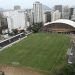 O governo do estado e a Prefeitura de Niterói assinaram, nesta quarta-feira (2), o termo de cessão de uma área de 25 mil metros quadrados do Complexo Esportivo Caio Martins. O acordo viabiliza a construção de um reservatório subterrâneo para drenagem urbana e a criação de um parque público voltado ao esporte, lazer e convivência. O documento foi firmado pelo governador em exercício, Ricardo Couto, e pelo prefeito Rodrigo Neves. A expectativa é que as obras do reservatório comecem ainda este ano.