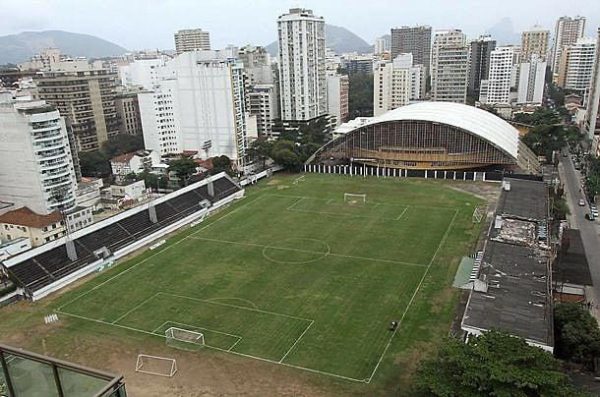 Caio Martins: governo do estado assina cessão de área do estádio para parque e reservatório contra alagamentos em Niterói 48 O governo do estado e a Prefeitura de Niterói assinaram, nesta quarta-feira (2), o termo de cessão de uma área de 25 mil metros quadrados do Complexo Esportivo Caio Martins. O acordo viabiliza a construção de um reservatório subterrâneo para drenagem urbana e a criação de um parque público voltado ao esporte, lazer e convivência. O documento foi firmado pelo governador em exercício, Ricardo Couto, e pelo prefeito Rodrigo Neves. A expectativa é que as obras do reservatório comecem ainda este ano.