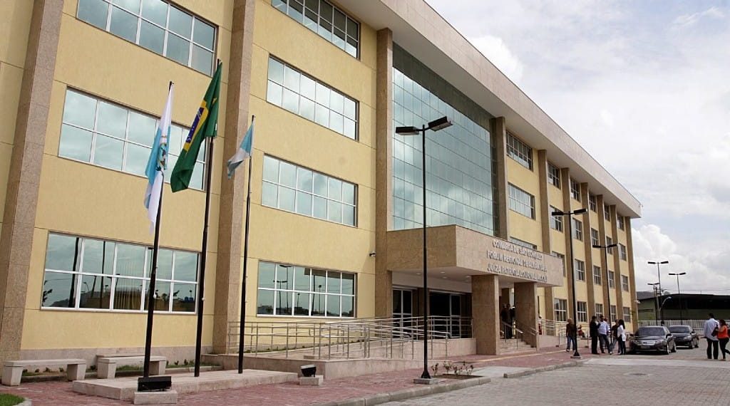 Justiça determina escolta policial integral para delegado sob risco de morte no Rio