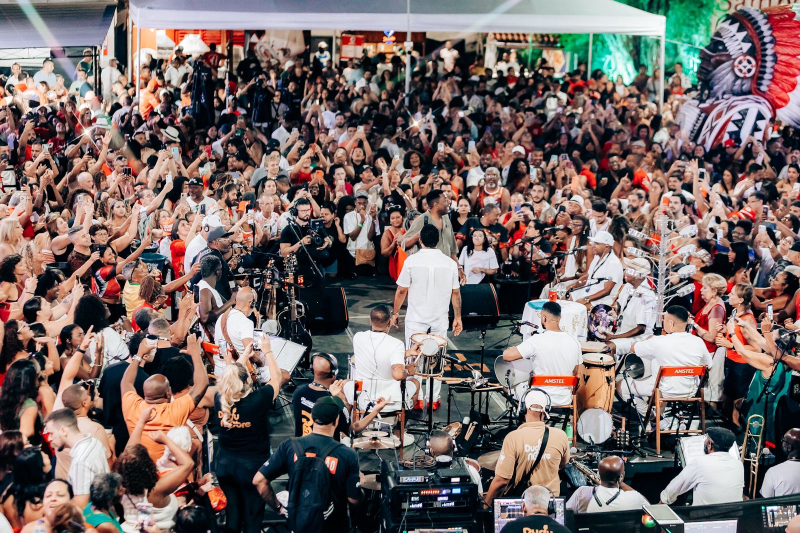 O cantor e compositor Dudu Nobre promove uma grande roda de samba no Cacique de Ramos, na Zona Norte do Rio, nesta segunda, no feriado de 7 de setembro. O evento começa às 14h e contará com participações especiais de Mumuzinho, Sandra de Sá, Noelson do Cavaco e Alex Ribeiro.A apresentação promete reunir sucessos do samba e da música popular brasileira em uma tarde de celebração ao gênero que marcou a trajetória do artista. O encontro acontece em um dos espaços mais tradicionais da cultura popular carioca.