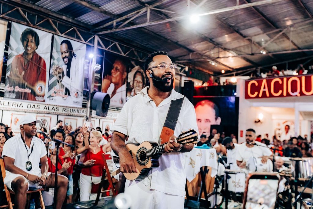 Dudu Nobre comanda roda de samba no Cacique de Ramos com Mumuzinho e Sandra de Sá no feriado de 7 de setembro