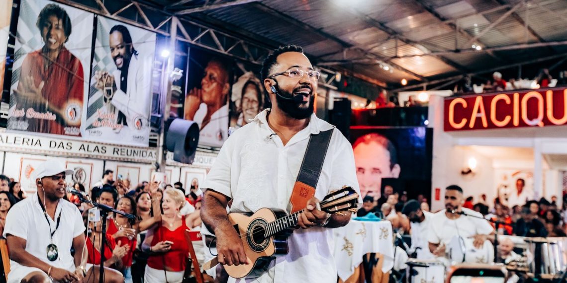 O cantor e compositor Dudu Nobre promove uma grande roda de samba no Cacique de Ramos, na Zona Norte do Rio, nesta segunda, no feriado de 7 de setembro. O evento começa às 14h e contará com participações especiais de Mumuzinho, Sandra de Sá, Noelson do Cavaco e Alex Ribeiro. A apresentação promete reunir sucessos do samba e da música popular brasileira em uma tarde de celebração ao gênero que marcou a trajetória do artista. O encontro acontece em um dos espaços mais tradicionais da cultura popular carioca.