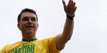 Flávio Bolsonaro participa de ato de campanha na reta final da eleição; religião ganhou espaço na disputa nos últimos dias
