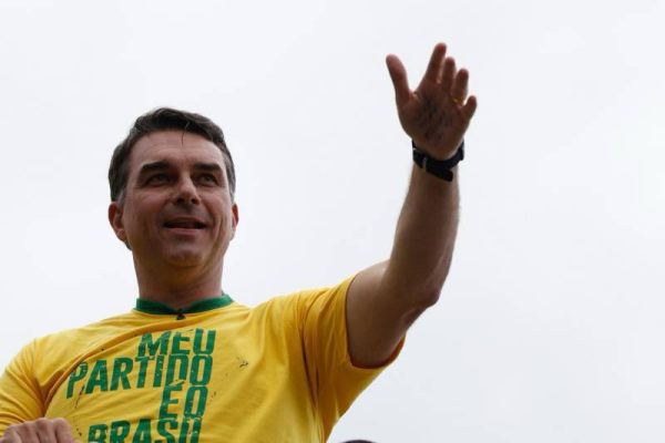 A fé de Flávio 51 Flávio Bolsonaro participa de ato de campanha na reta final da eleição; religião ganhou espaço na disputa nos últimos dias