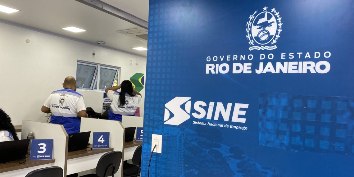 A Secretaria de Estado de Trabalho e Renda (Setrab) instaurou uma sindicância preliminar para apurar possíveis irregularidades envolvendo a ex-chefe de gabinete da pasta Anelise Alves Tupinambá. A investigação busca esclarecer indícios de improbidade administrativa, conflito de interesses e eventuais crimes contra a administração pública. A denúncia também aponta que uma parente da ex-servidora, identificada como Luísa Tupinambá Molina Cunha, teria sido beneficiada com repasses financeiros realizados por meio do projeto Casa do Trabalhador, custeado com recursos da Setrab.