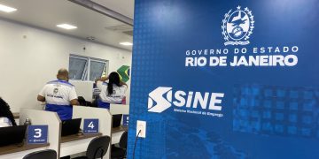 Quem ama cuida: ex-chefe de gabinete da Secretaria de Estado de Trabalho é investigada por repasses financeiros de projeto social a parente 19 A Secretaria de Estado de Trabalho e Renda (Setrab) instaurou uma sindicância preliminar para apurar possíveis irregularidades envolvendo a ex-chefe de gabinete da pasta Anelise Alves Tupinambá. A investigação busca esclarecer indícios de improbidade administrativa, conflito de interesses e eventuais crimes contra a administração pública. A denúncia também aponta que uma parente da ex-servidora, identificada como Luísa Tupinambá Molina Cunha, teria sido beneficiada com repasses financeiros realizados por meio do projeto Casa do Trabalhador, custeado com recursos da Setrab.