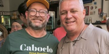Luiz Antônio Simas e o produtor Haroldo Carneiro discutem a história e a presença da cachaça na cultura do Rio em encontro gratuito na Lapa