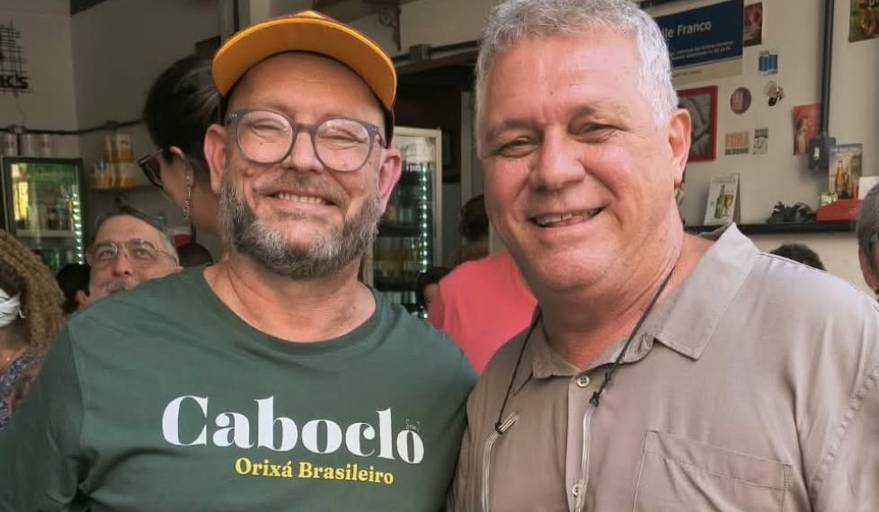 Cachaça, samba e história: evento na Lapa terá debate sobre a relação da bebida com a cultura carioca 48 Luiz Antônio Simas e o produtor Haroldo Carneiro discutem a história e a presença da cachaça na cultura do Rio em encontro gratuito na Lapa