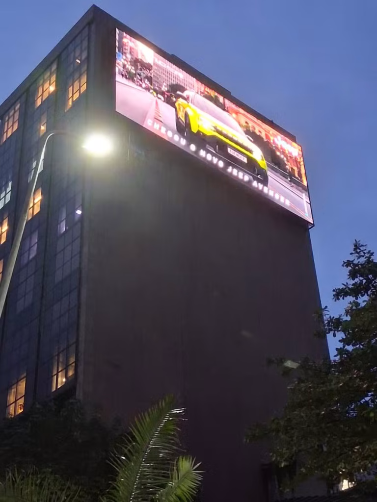 Consórcio de mídia é multado em mais de R$ 840 mil por publicidade sem autorização em Ipanema
