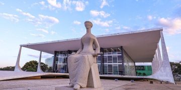 Há quem enxergue a crise recente no Supremo Tribunal Federal como um acidente. Um choque de egos. Uma divergência jurídica que saiu do controle. Talvez seja. Mas existe outra hipótese que merece atenção. E se nada disso tiver sido improvisado? André Mendonça não é um novato. Não chegou ontem ao Supremo. Conhece os ritos, conhece os colegas, conhece os limites e, principalmente, conhece as consequências de cada movimento dentro de uma Corte que vive sob tensão permanente. Por isso chama atenção o momento escolhido para determinados gestos e manifestações. Não apenas pelo conteúdo, mas pelo contexto. A data. O ambiente político. O início da gestão de Edson Fachin na presidência do tribunal. Tudo isso compõe um cenário que dificilmente pode ser tratado como coincidência. Fachin assume uma Corte fragmentada. Herdou um tribunal marcado por disputas internas, vazamentos, divergências públicas e uma exposição cada vez maior de suas próprias contradições. Não é segredo para ninguém que o Supremo atravessa uma crise de imagem.