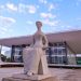 Há quem enxergue a crise recente no Supremo Tribunal Federal como um acidente. Um choque de egos. Uma divergência jurídica que saiu do controle. Talvez seja. Mas existe outra hipótese que merece atenção. E se nada disso tiver sido improvisado? André Mendonça não é um novato. Não chegou ontem ao Supremo. Conhece os ritos, conhece os colegas, conhece os limites e, principalmente, conhece as consequências de cada movimento dentro de uma Corte que vive sob tensão permanente. Por isso chama atenção o momento escolhido para determinados gestos e manifestações. Não apenas pelo conteúdo, mas pelo contexto. A data. O ambiente político. O início da gestão de Edson Fachin na presidência do tribunal. Tudo isso compõe um cenário que dificilmente pode ser tratado como coincidência. Fachin assume uma Corte fragmentada. Herdou um tribunal marcado por disputas internas, vazamentos, divergências públicas e uma exposição cada vez maior de suas próprias contradições. Não é segredo para ninguém que o Supremo atravessa uma crise de imagem.