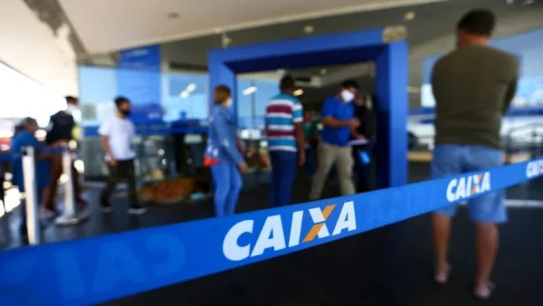 Em greve por tempo indeterminado, bancários da Caixa participam de debate público na Câmara do Rio 48 Agência da Caixa, que é tema de debate na Câmara do Rio