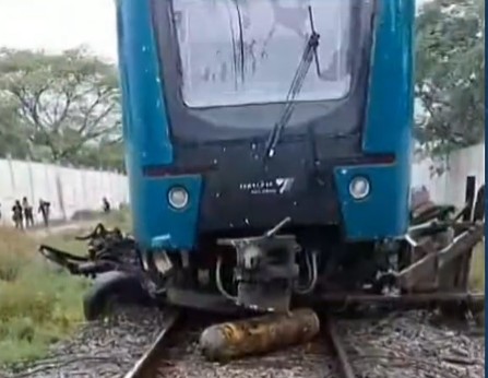 Batida entre carro e trem deixa uma pessoa ferida e interrompe circulação em parte da Baixada Fluminense
