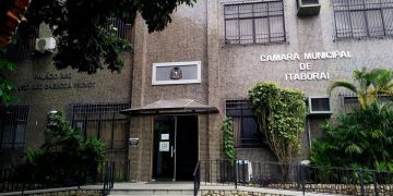 Câmara Municipal de Itaboraí, alvo de decisão do TCE-RJ que determinou a devolução de R$ 16,4 milhões por irregularidades em contratos de publicação de atos oficiais entre 2015 e 2018.