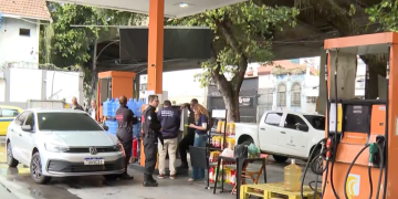 Sete postos de gasolina são fechados no Rio por fraudes; operação aponta quase dois mil estabelecimentos irregulares no setor de combustíveis 10 Um dos sete postos de gasolina alvo da operação