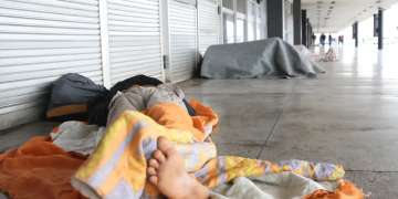 Pessoas em situação de rua em calçada de Petrópolis