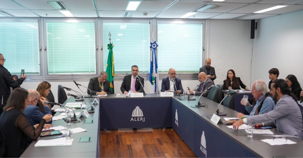 Projeto de lei que propõe reajuste de auxílios para policiais civis é aprovado pela CCJ da Alerj; benefício para alimentação pode subir para R$ 80 por dia