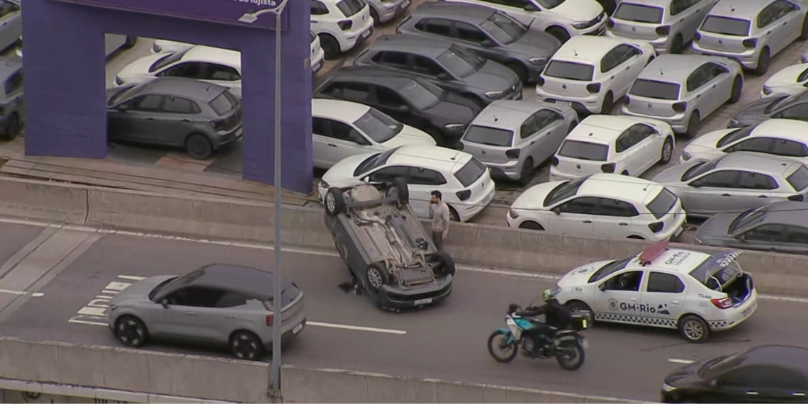 Capotamento de carro na Via Binário do Porto