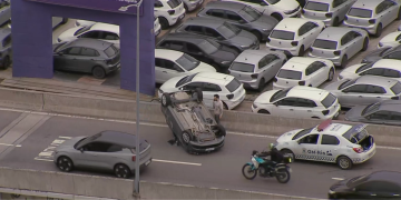 Capotamento de carro na Via Binário do Porto