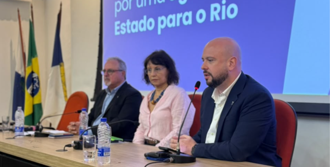 O presidente do CREA-RJ, a diretora da Coppe/UFRJ e o presidente do CAU/RJ, que assinaram nesta segunda a carta-compromisso pela Engenharia e arquitetura públicas