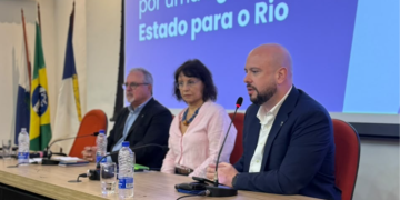 O presidente do CREA-RJ, a diretora da Coppe/UFRJ e o presidente do CAU/RJ, que assinaram nesta segunda a carta-compromisso pela Engenharia e arquitetura públicas