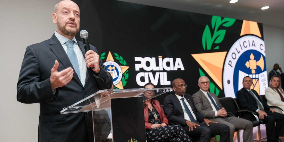 Ricardo Couto em evento com policiais civis