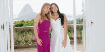 Jeniffer Costa, filha de Verônica Costa, lamenta a ausência da mãe, que está presa, em seu casamento 11 Verônica Costa ao lado da filha