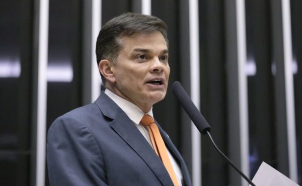 Procuradoria Regional Eleitoral sugere indeferimento da candidatura de Dimas Gadelha à reeleição; órgão cita supostas irregularidades em São Gonçalo 48 Dimas Gadelha