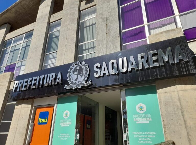 'Bolsa Fantasma': TCE cobra R$ 156 mil de ex-secretária de Saquarema por pagamento de benefício a mortos 48 Prefeitura de Saquarema: TCE-RJ determinou a citação da ex-secretária municipal de Desenvolvimento Social para que apresente defesa ou devolva R$ 156,3 mil aos cofres públicos por pagamentos indevidos do Cartão Família Saquaremense.