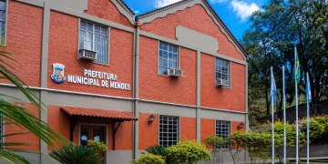 Prefeitura de Mendes teve licitação de R$ 2,8 milhões para estruturação e logística de eventos suspensa pelo TCE-RJ após questionamentos sobre o edital.