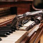 IA virou compositora: pelo menos quatro candidatos a governador do Rio usaram inteligência artificial nos jingles de campanha 12 Mão robótica tocando piano, em alusão ao uso de IA na produção de jingle