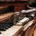 IA virou compositora: pelo menos quatro candidatos a governador do Rio usaram inteligência artificial nos jingles de campanha 58 Mão robótica tocando piano, em alusão ao uso de IA na produção de jingle