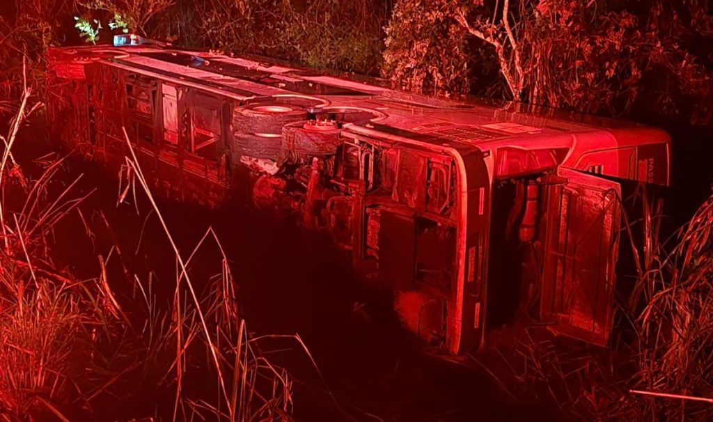 Ônibus capota na BR-393 e deixa 12 feridos; mais de vinte pessoas foram atendidas no local