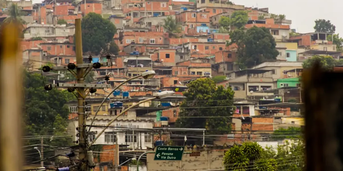 Imagem área de comunidades no Rio
