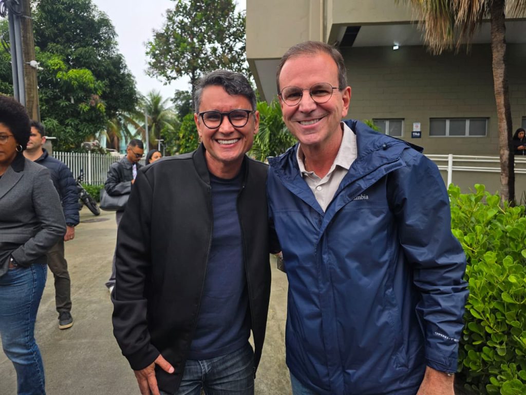 Fidelidade aprovada: candidato a deputado estadual distribui panfleto sobre Eduardo Paes a… Eduardo Paes