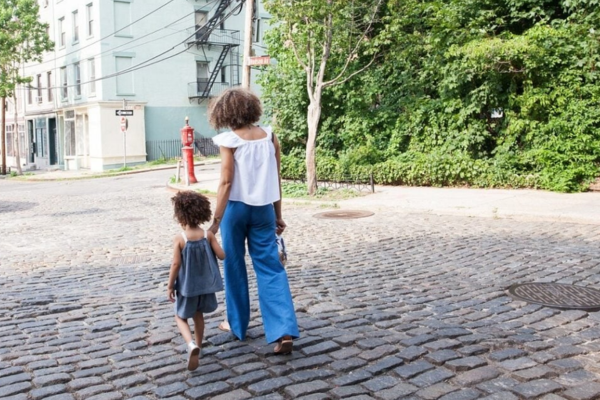 Alerj aprova projeto que reserva 10% das vagas em processos seletivos de escolas técnicas para mães solo 48 Mãe e filha andando de mãos dadas na rua
