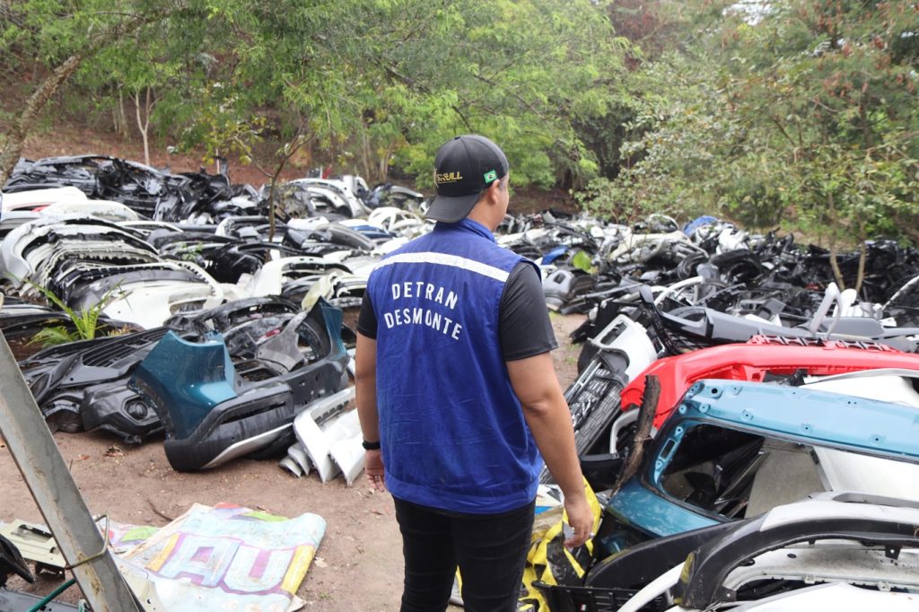 Fiscalização de ferros-velhos em Saquarema encontra motor raspado e comércio de peças irregular