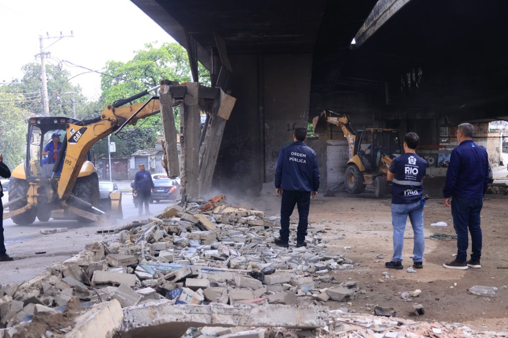 Prefeitura do Rio apreende toneladas de entulhos em ferros-velhos desapropriados no Sampaio