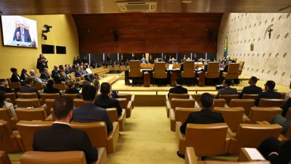 Decisão do STF valida ‘emenda Carnevale’, regra que impede delegados na chefia de policiamento ostensivo no Rio 48 Plenário do STF durante análise da emenda Carnevale