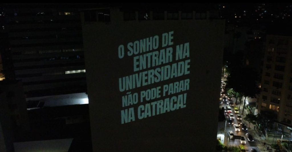 Movimento social faz projeção em prédio da Central do Brasil defendendo tarifa zero no Enem