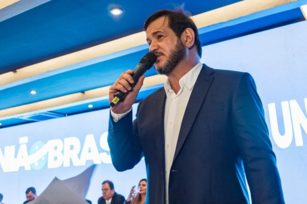 Defesa de Rueda diz que MPE tenta criar 'inelegibilidade reflexa’, cita o apoio de ‘envolvidos com o crime’ a outros candidatos e protesta contra o novo parecer 49 Defesa de Rueda diz que MPE tenta criar ‘inelegibilidade reflexa’, cita o apoio de ‘envolvidos com o crime’ a outros candidatos e protesta contra o novo parecer