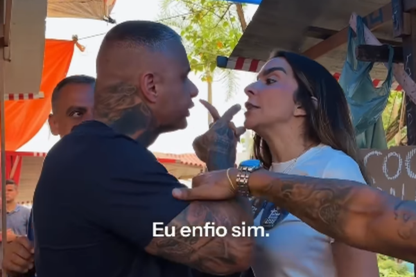 Descascaram o abacaxi: Talita Galhardo e Gutemberg Fonseca cobram apoio de Sargento Britto em feira na Barra — que só não apoia nomes do próprio partido 49 Descascaram o abacaxi: Talita Galhardo e Gutemberg Fonseca cobram apoio de Sargento Britto em feira na Barra — que só não apoia nomes do próprio partido