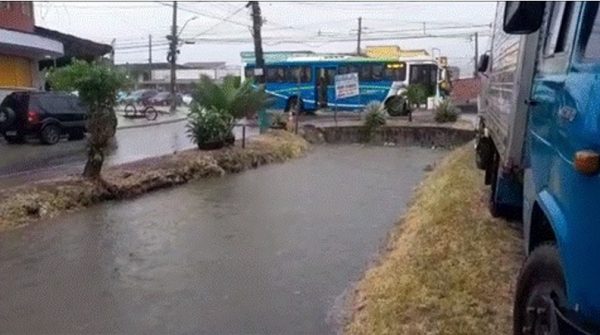 Alagamento no entorno do canal da Rua Ingá, em Nova Iguaçu
