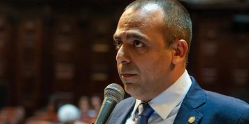 Anderson Moraes, no plenário da Alerj: protesto contra mudança da Faetec e suspeita sobre nova diretoria
