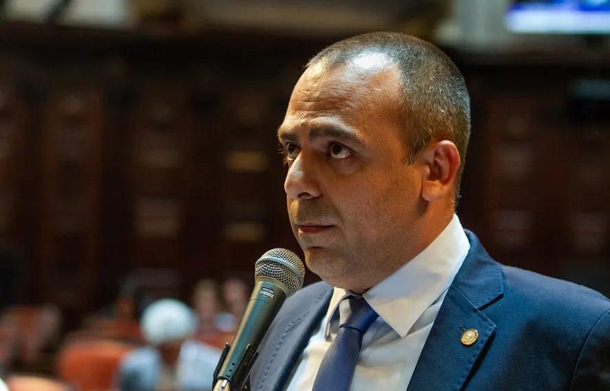 Anderson Moraes, no plenário da Alerj: protesto contra mudança da Faetec e suspeita sobre nova diretoria