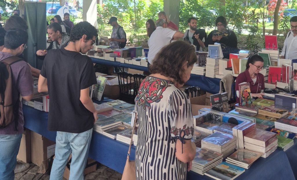 Fluff: quarta edição da Feira do Livro da UFF começa em 14 de setembro, com entrada gratuita e desconto de até 50% em livros